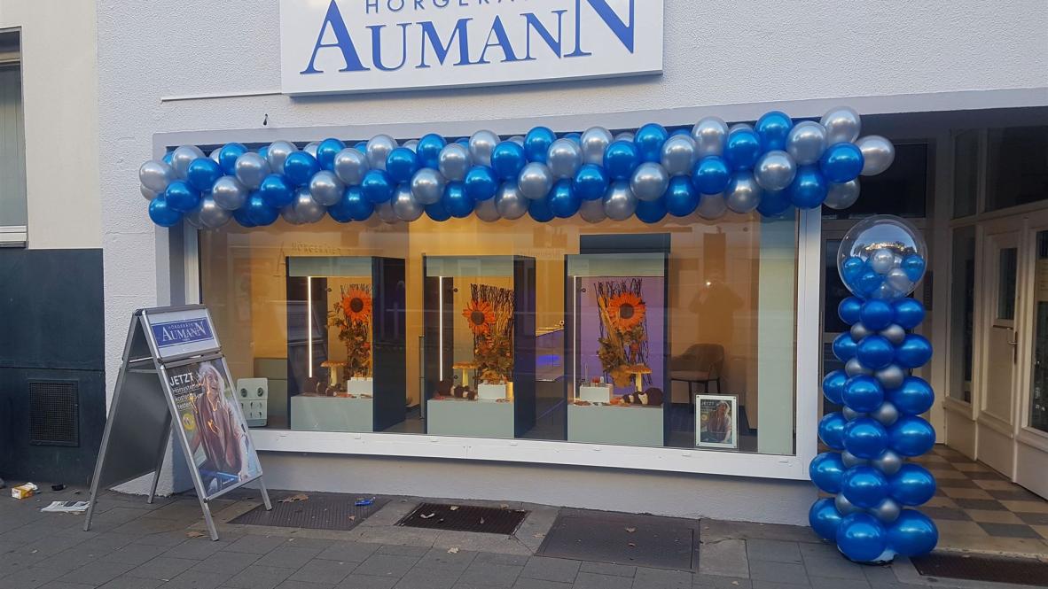 Ballongirlande in silber und pearl-azure und passende Säule mit Dekobubble 