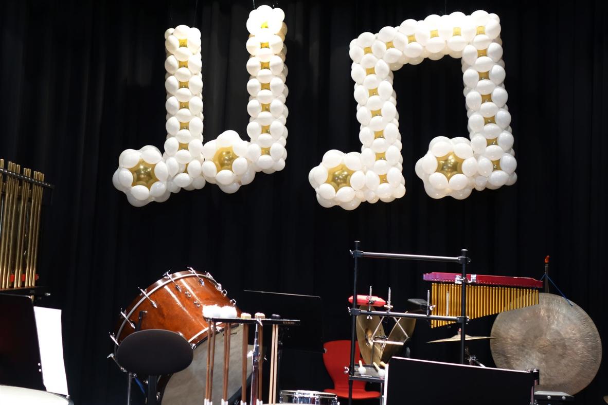 Bühnendekoration in Weiß und Gold